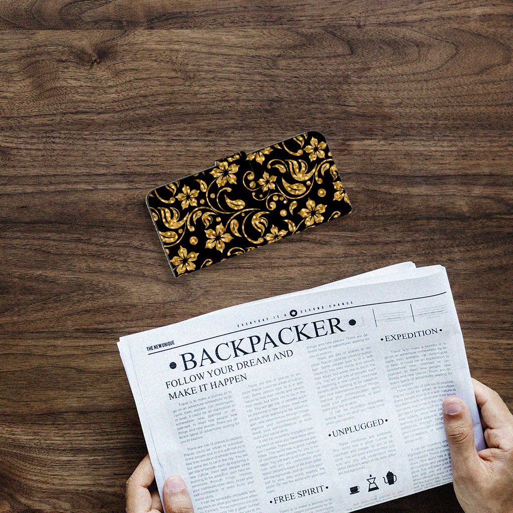 Samsung Galaxy A14 4G Hoesje Gouden Bloemen op een houten tafel met een krant ernaast.