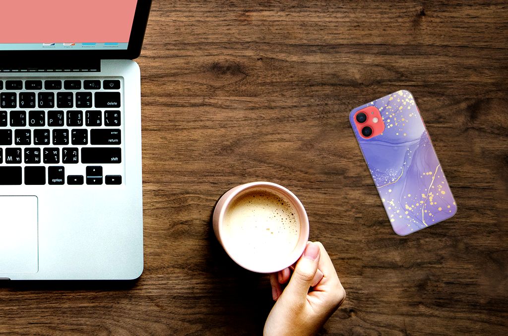 Hoesje maken voor iPhone 12 Mini Watercolor Paars bij een laptop met een kop koffie â.