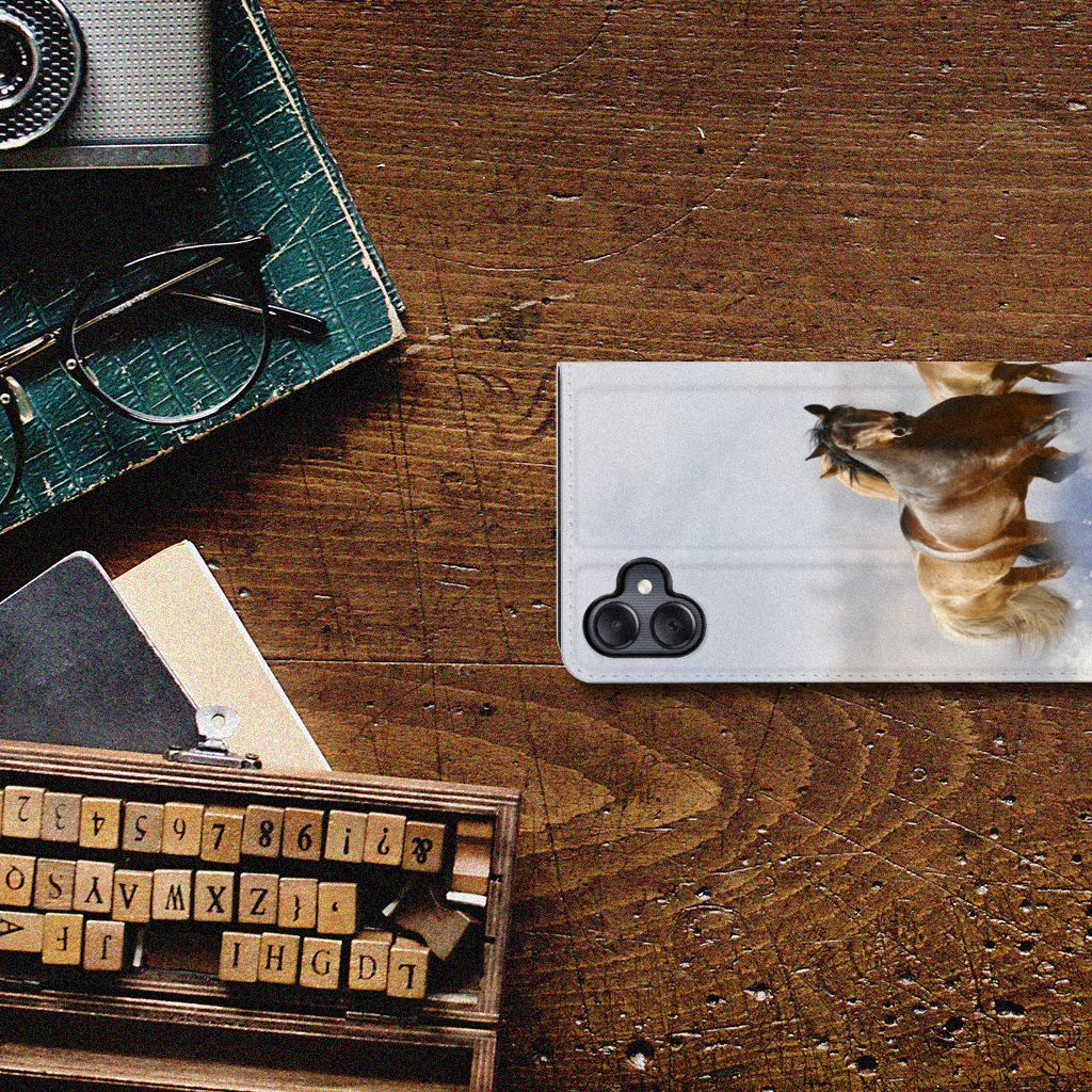 Samsung Galaxy A05 Hoesje maken Paarden met een mooie paardenprint op een houten tafel.
