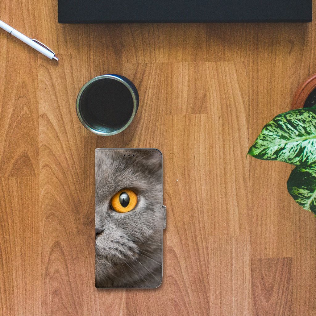 Telefoonhoesje met Pasjes Sony Xperia 1 IV Britse Korthaar op een houten tafel met een plant en een drankje.