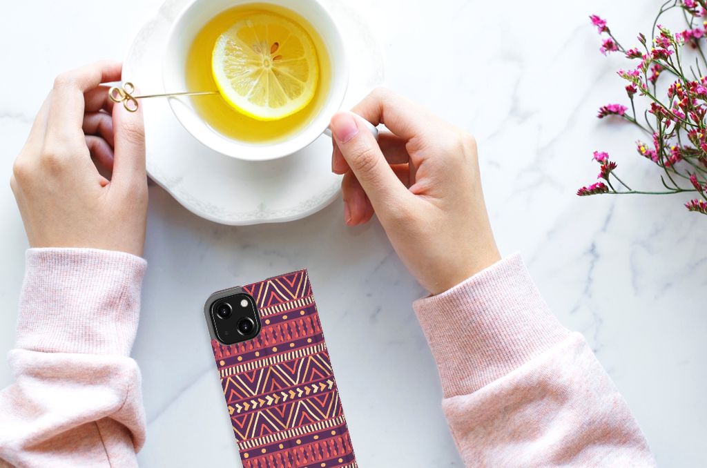 iPhone 13 Mini Hoesje met Magneet Aztec Paars met een warme drank en een citroen op een tafel.