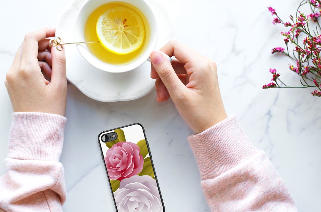 iPhone SE 2022 | SE 2020 | 7/8 Bloemen Hoesje Roses met bloemenprint, hand met kop thee op tafel.