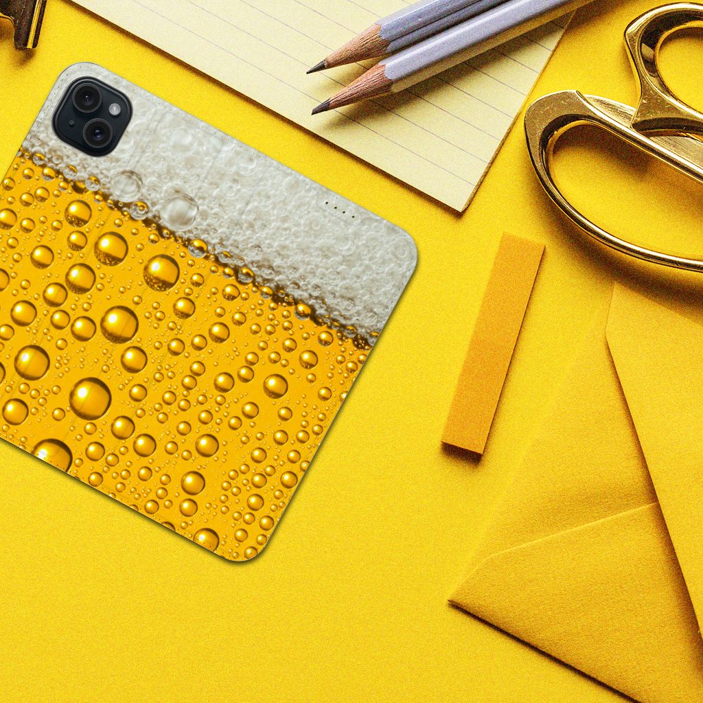 iPhone 15 Plus Flip Style Cover Bier met een design van bubbels en schuim op een gele achtergrond 🍺