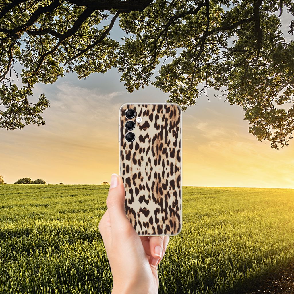 Samsung Galaxy A14 5G TPU Hoesje Leopard met luipaardprint in hand, voor zonsondergang en groen landschap.