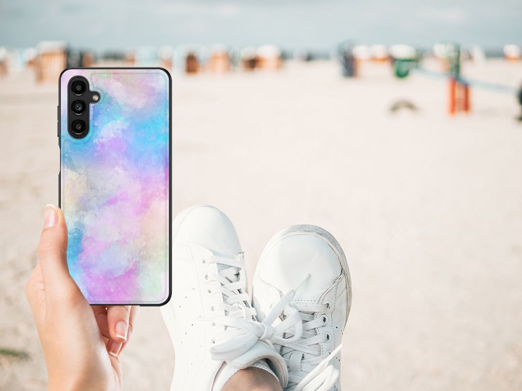 Kleurrijke Telefoonhoesje Samsung Galaxy A14 5G Watercolor Light bij het strand in combinatie met witte sneakers.