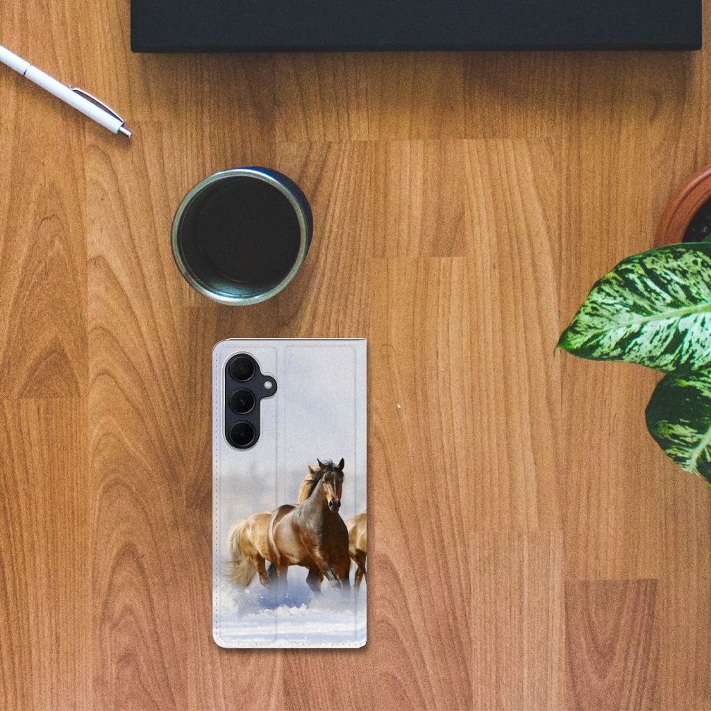 Samsung Galaxy A35 Hoesje maken Paarden met paardenafbeelding op een houten tafel met planten.