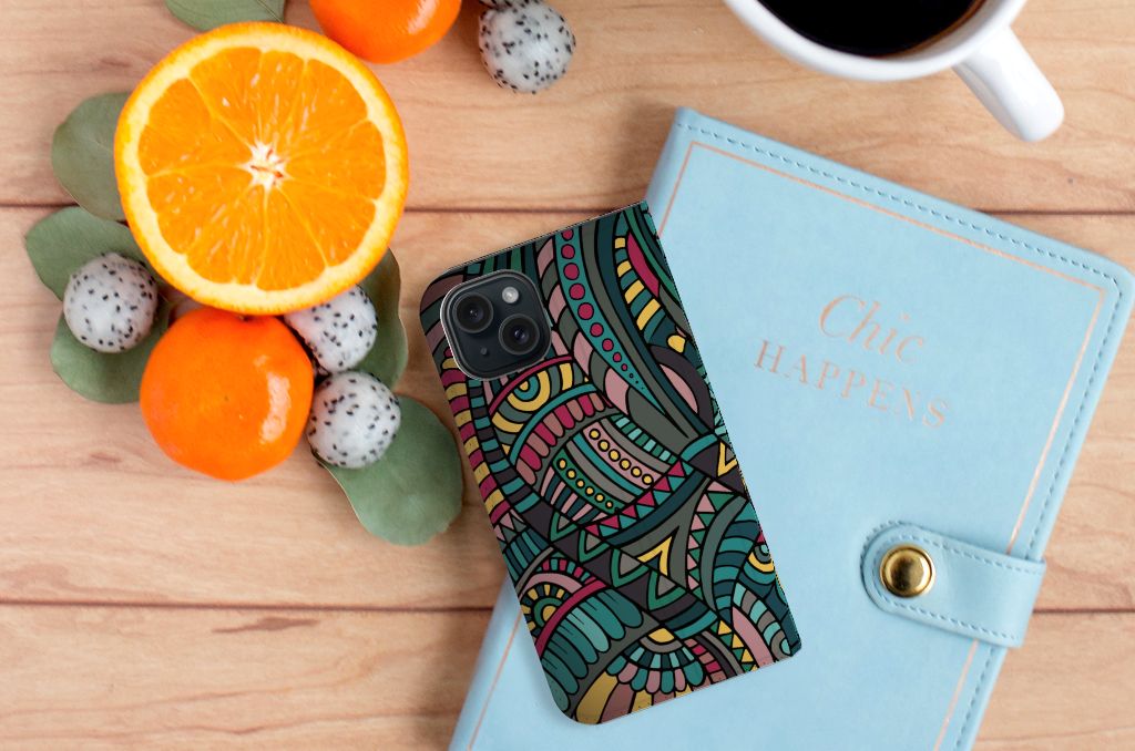 iPhone 15 Hoesje met Magneet Aztec op een bureau met citroen en notitieboekje, artistiek en retro design.