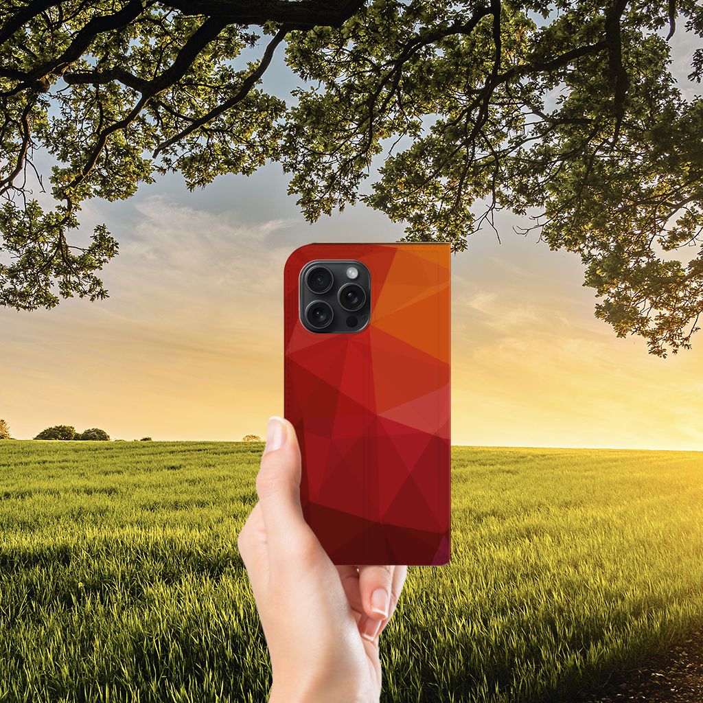 Stand Case voor iPhone 15 Pro Max Polygon Red in hand met prachtige zonsondergang op de achtergrond đ
.