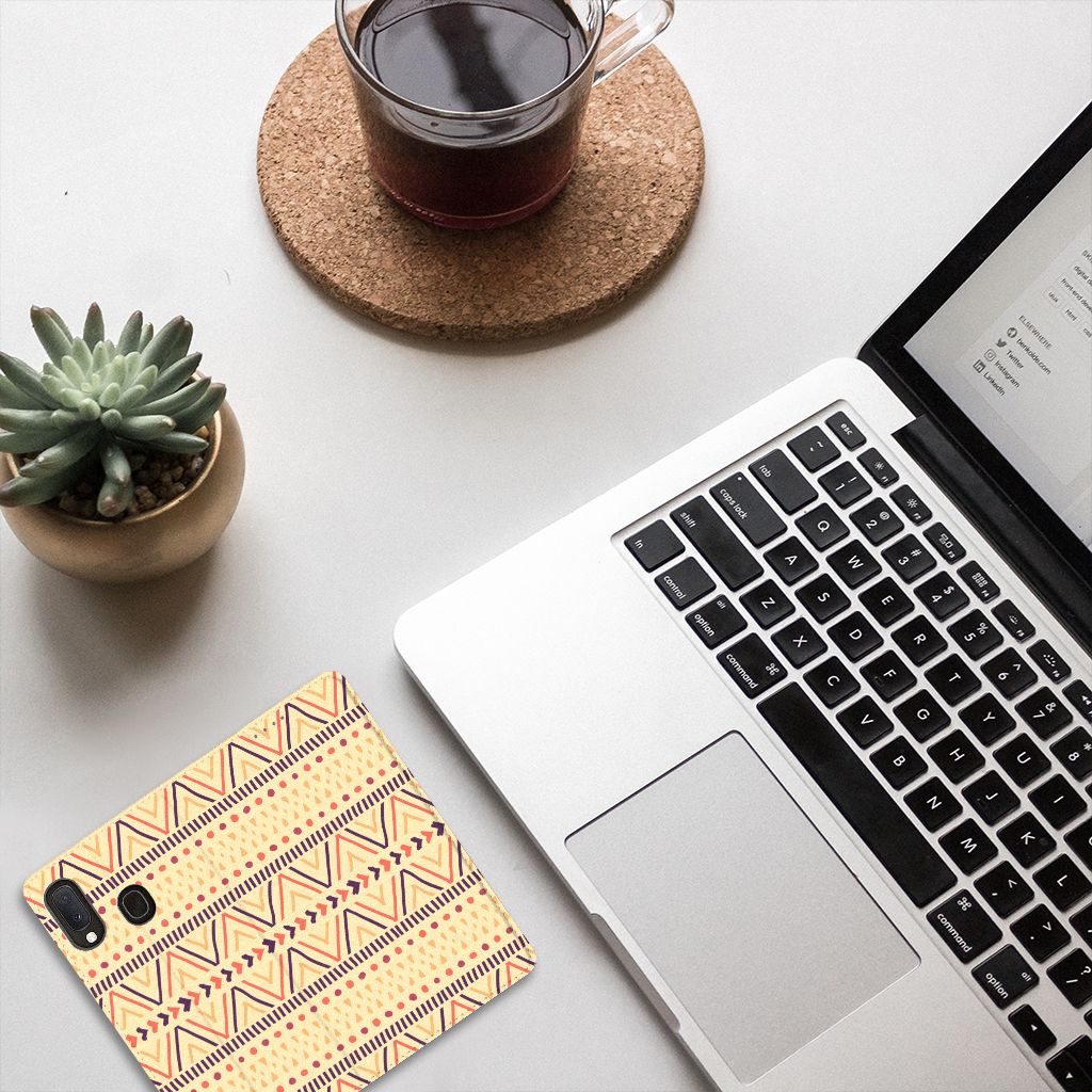 Samsung Galaxy A20e Hoesje met Magneet Aztec Yellow
