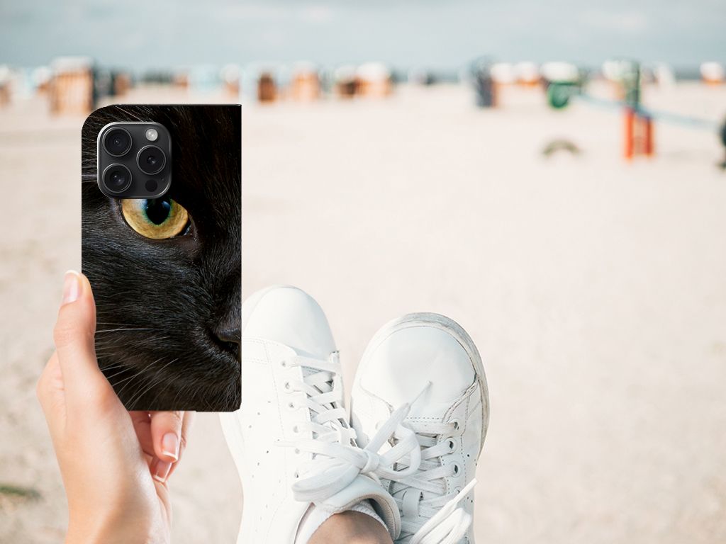 iPhone 15 Pro Hoesje maken Zwarte Kat met close-up afbeelding van een zwarte kat's gezicht op het strand.