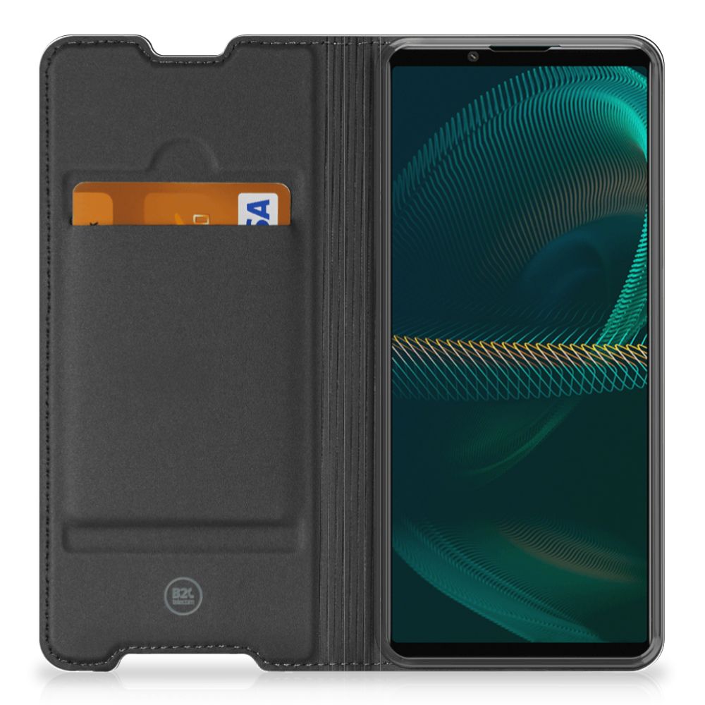 Sony Xperia 5 III Magnet Case Cartoon met een zwart stand case en ruimte voor een creditcard.