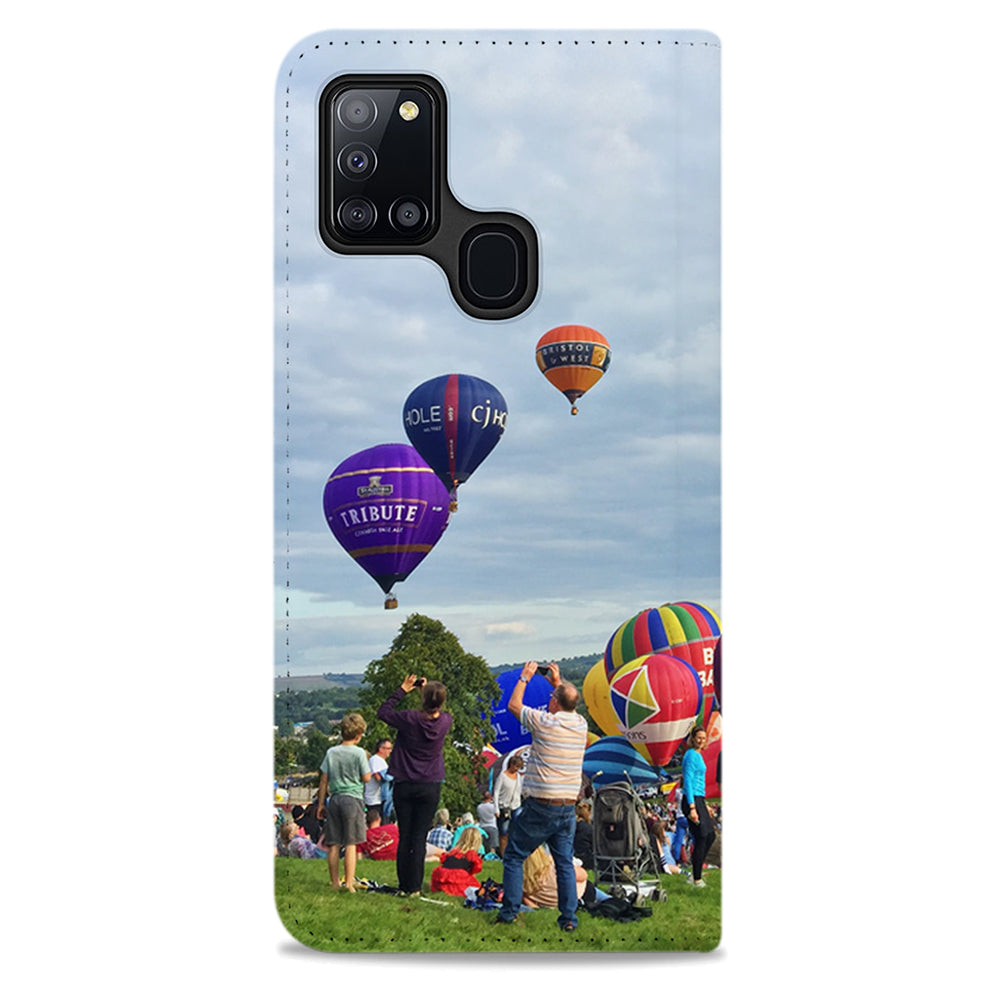 Galaxy A21s Hoesje Ontwerpen met Foto's met luchtballonnen en mensen op een evenement.