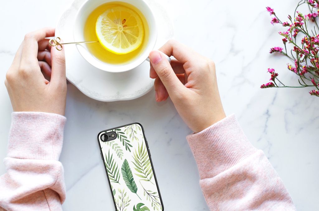 iPhone SE 2022 | SE 2020 | 7/8 Bloemen Hoesje Leaves naast een kopje thee met citroen en bloemen.
