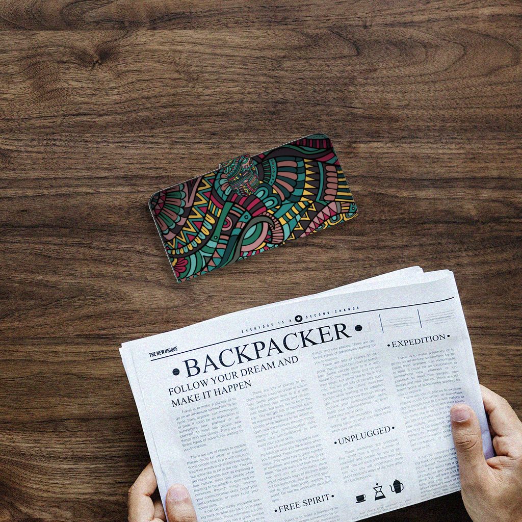 Samsung Galaxy A14 4G Telefoon Hoesje Aztec op een houten tafel met een krant.