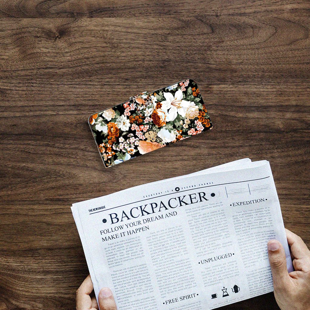 Hoesje voor Samsung Galaxy A14 4G Dark Flowers op een houten tafel met krant eronder.