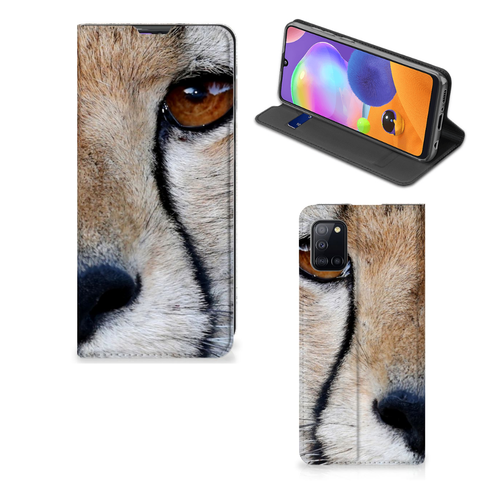 Samsung Galaxy A31 Hoesje maken Cheetah design met close-up van een cheetah gezicht op een stand case.