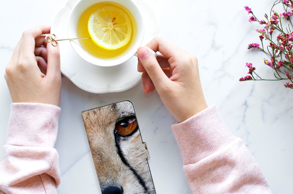 OPPO Find X5 Lite | Reno 7 5G Telefoonhoesje met Pasjes Cheetah met een close-up van een cheeta oog.