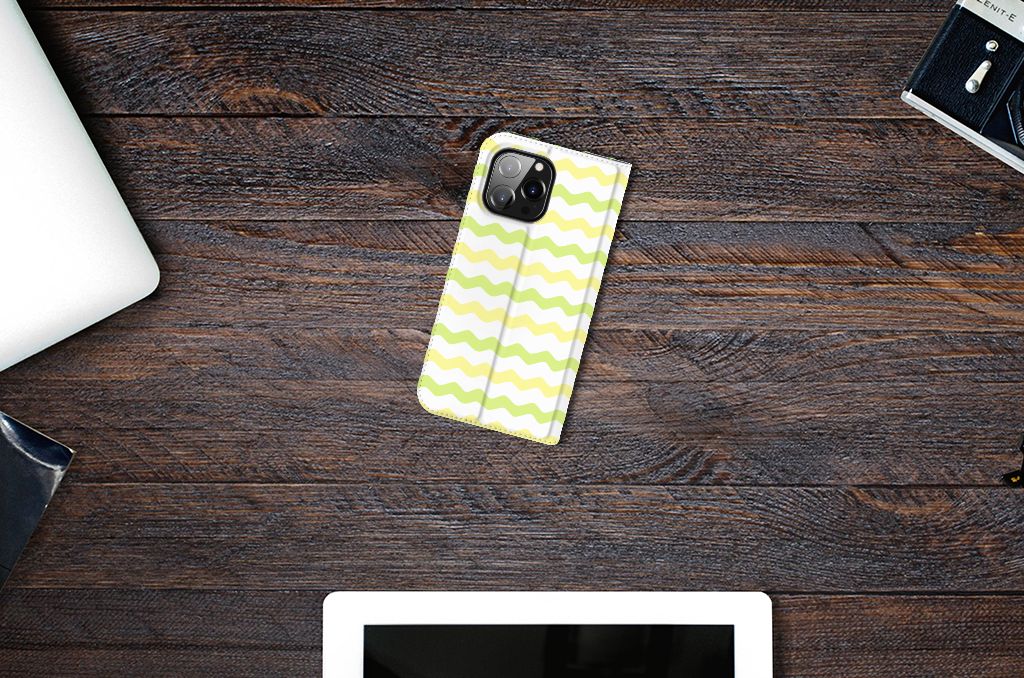 iPhone 14 Pro Max Hoesje met Magneet Waves Yellow op een houten tafel, stijlvol met groene golven đ.