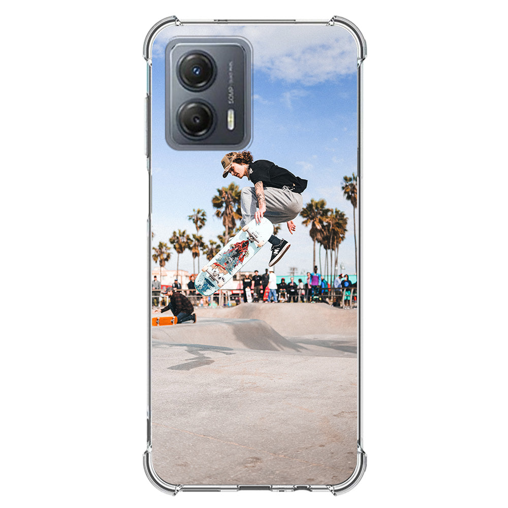 Anti-Shock Back Cover Hoesje Ontwerpen – Motorola Moto G53 met skateboarder in een skatepark.