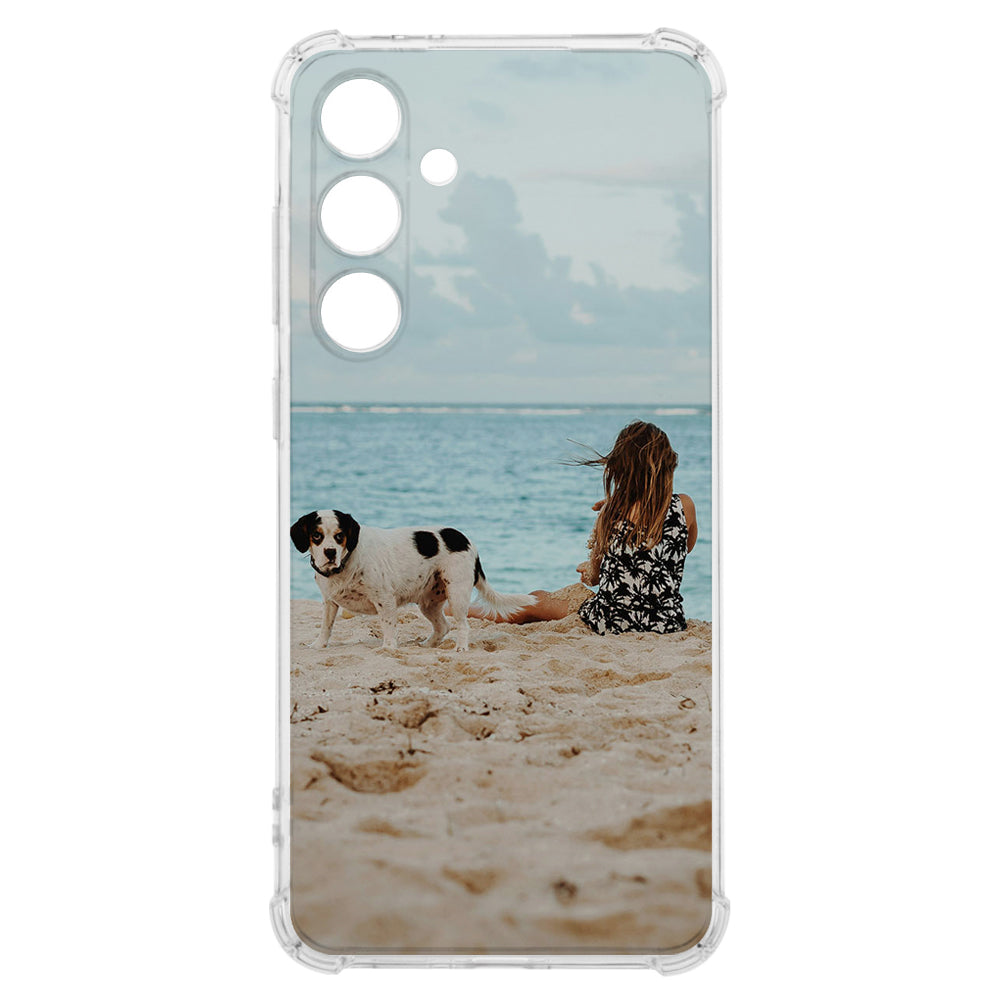 TPU Back Cover Hoesje Maken voor de Samsung Galaxy S24 fe met afbeelding van een vrouw en hond op het strand.
