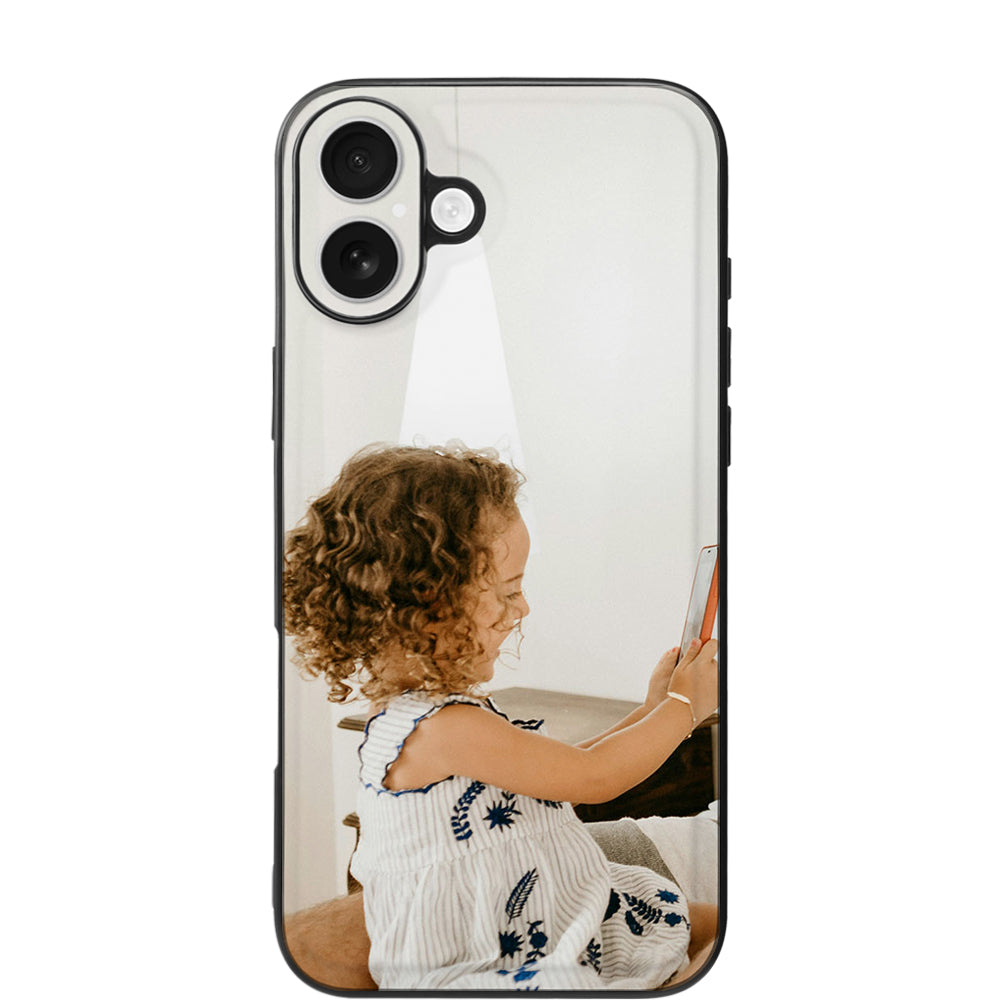 Back Cover Hoesje Maken iPhone 16 Plus met afbeelding van een kind dat met een telefoon speelt.
