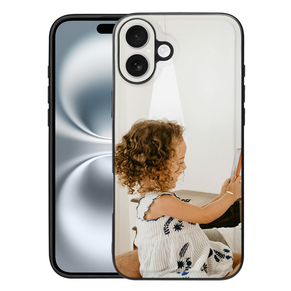 Back Cover Hoesje Maken iPhone 16 Plus met afbeelding van een kind die op een telefoon kijkt.