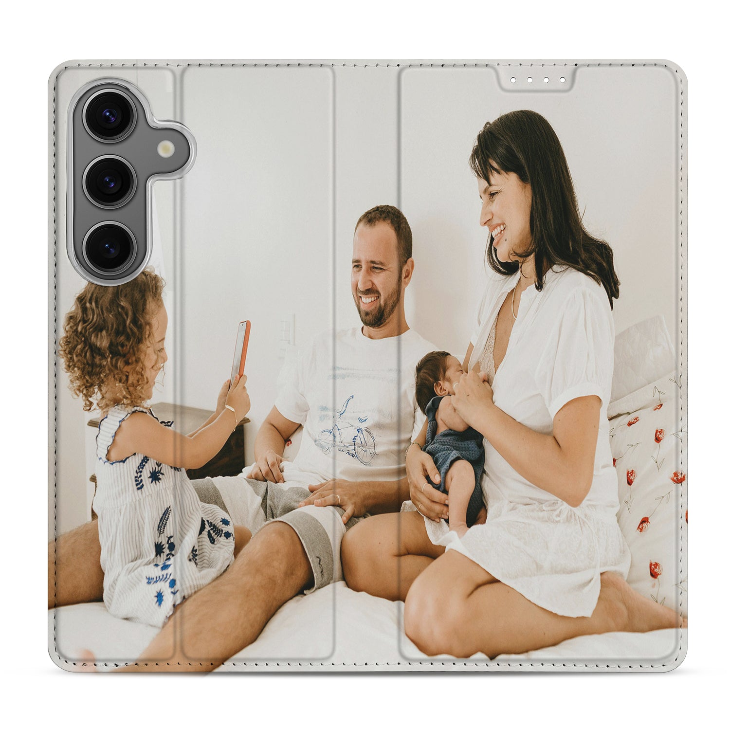 Stand Case Hoesje Maken Samsung Galaxy S24 FE met een gezin dat samen speelt op de bank.