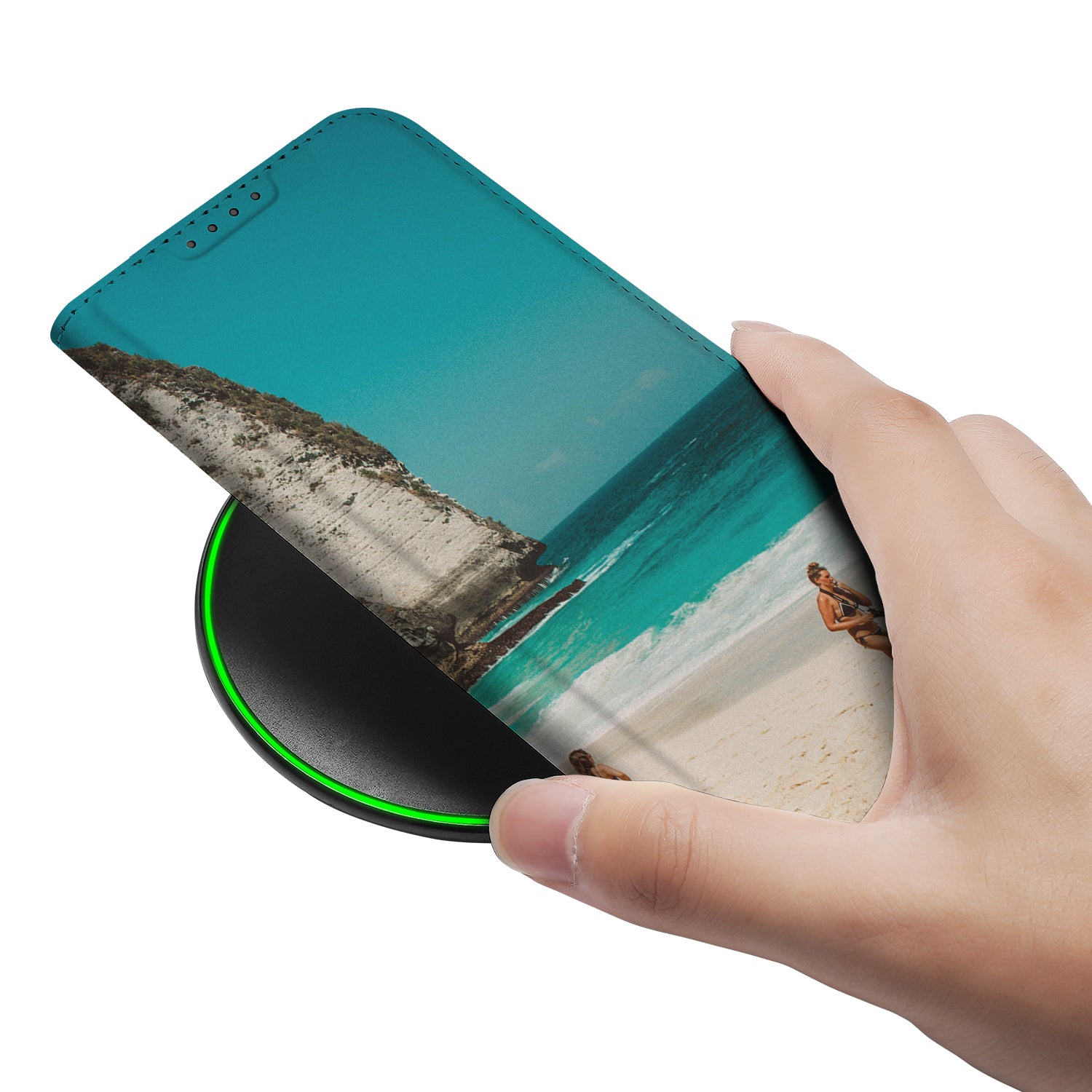 Stand Case Hoesje Maken iPhone 16 Plus met strandafbeelding in hand en draadloze oplader.