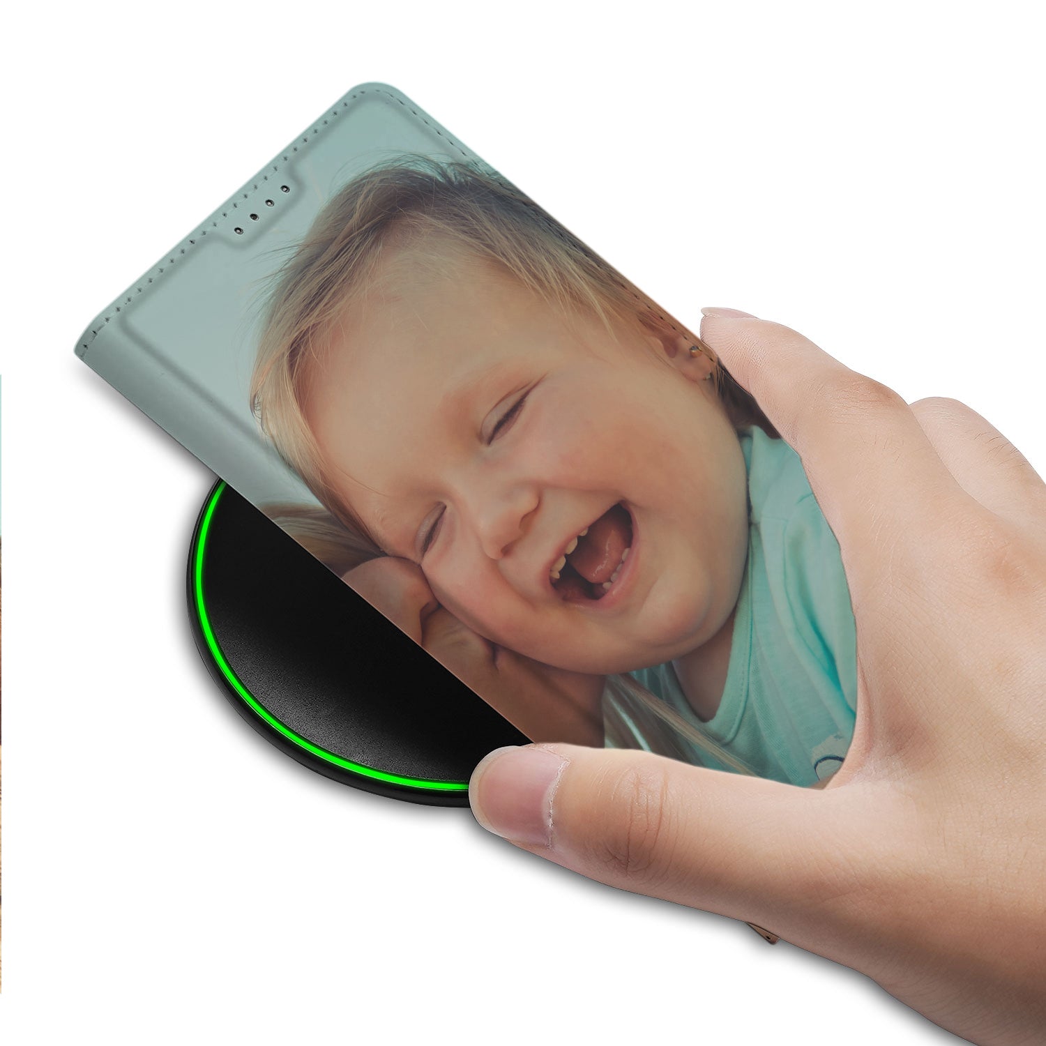 Stand Case Hoesje Maken OnePlus 13 met een foto van een lachend kind en een draadloze oplader.