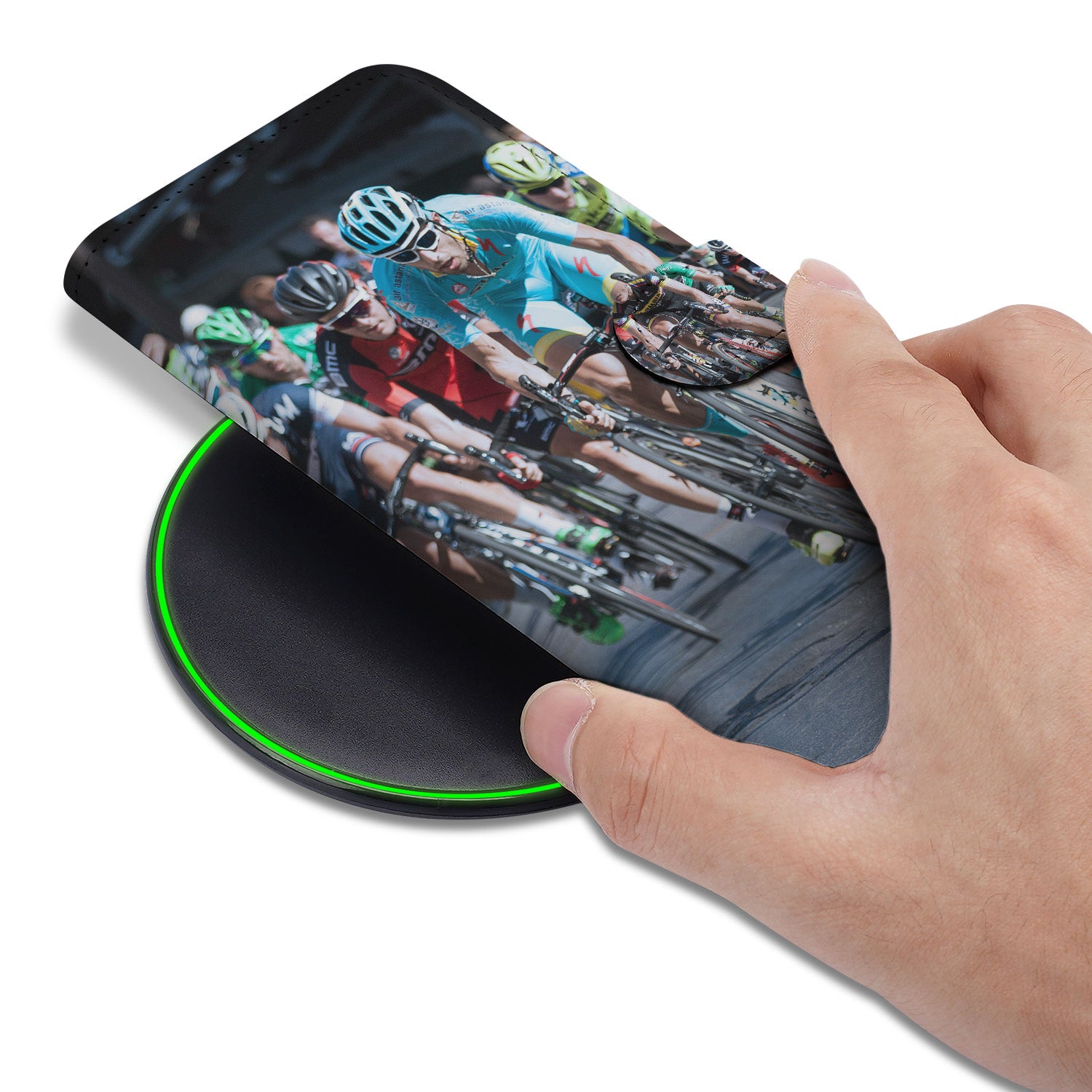 Book Case Hoesje Maken iPhone 16 Pro Max met afbeelding van fietscrossers en hand die het hoesje vasthoudt.