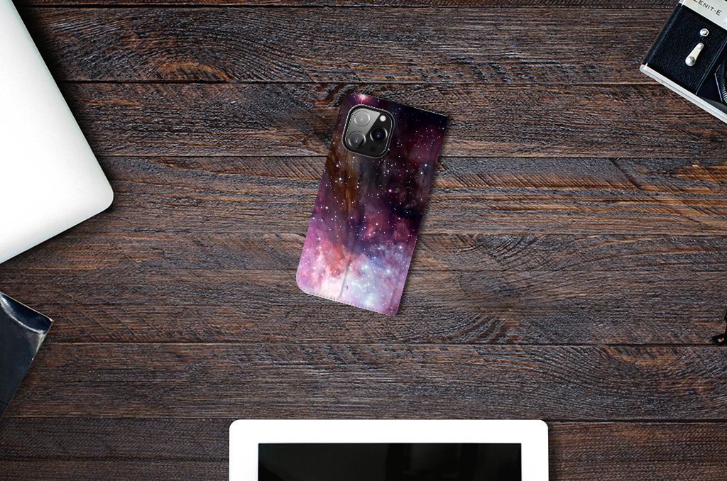 Stand Case voor iPhone 14 Pro Max Galaxy - B2C Telecom