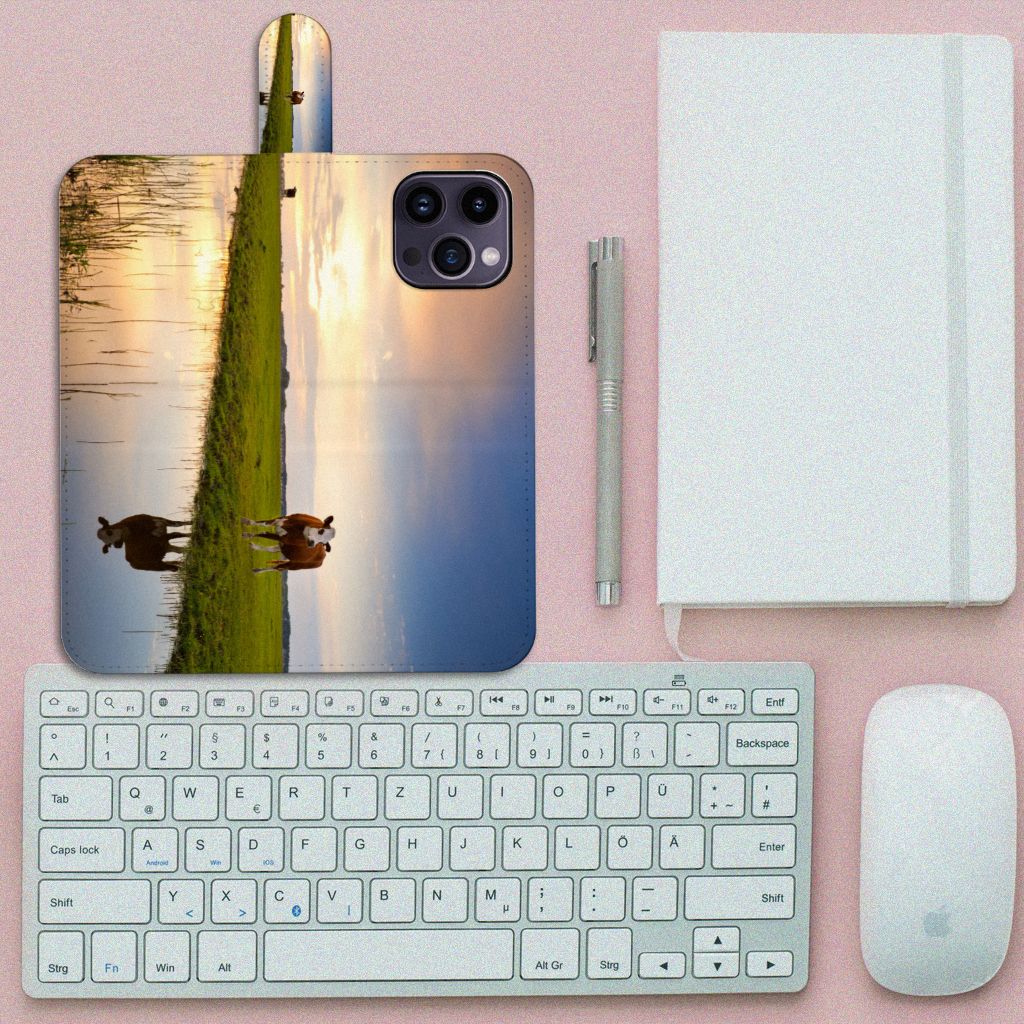 iPhone 15 Pro Max Telefoonhoesje met Pasjes Koe met koeien in een weiland, perfect voor natuurliefhebbers.