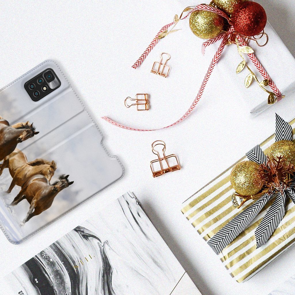 Xiaomi Redmi 10 Hoesje maken Paarden op een tafel met kerstversieringen en geschenken.