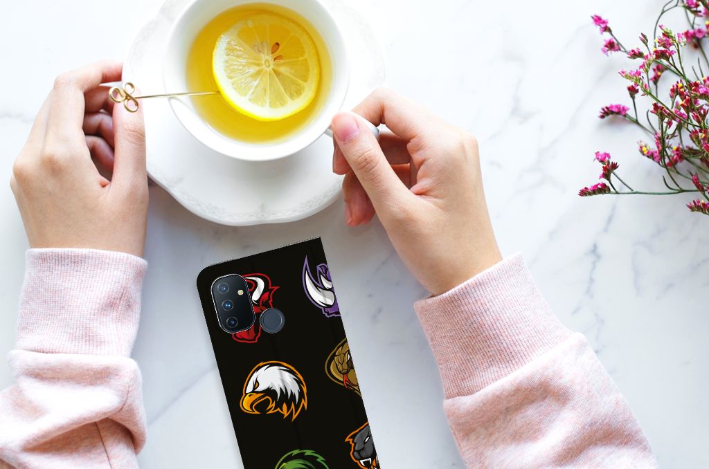 OnePlus Nord N100 Magnet Case Cartoon met kleurrijke cartoon ontwerpen en een hand die een kopje thee vasthoudt.