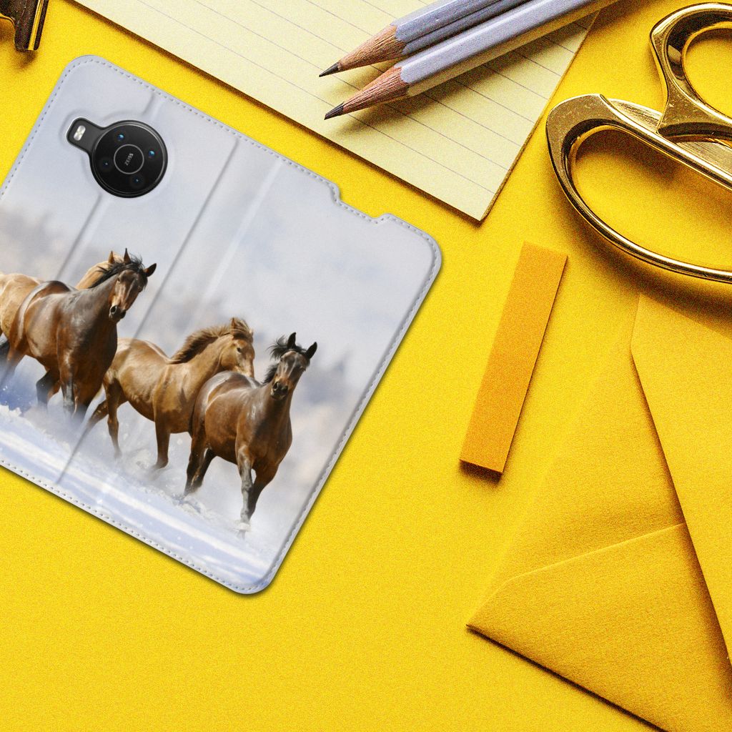 Nokia X20 | X10 Hoesje maken Paarden met een mooie afbeelding van galopperende paarden en een kleurrijke achtergrond.