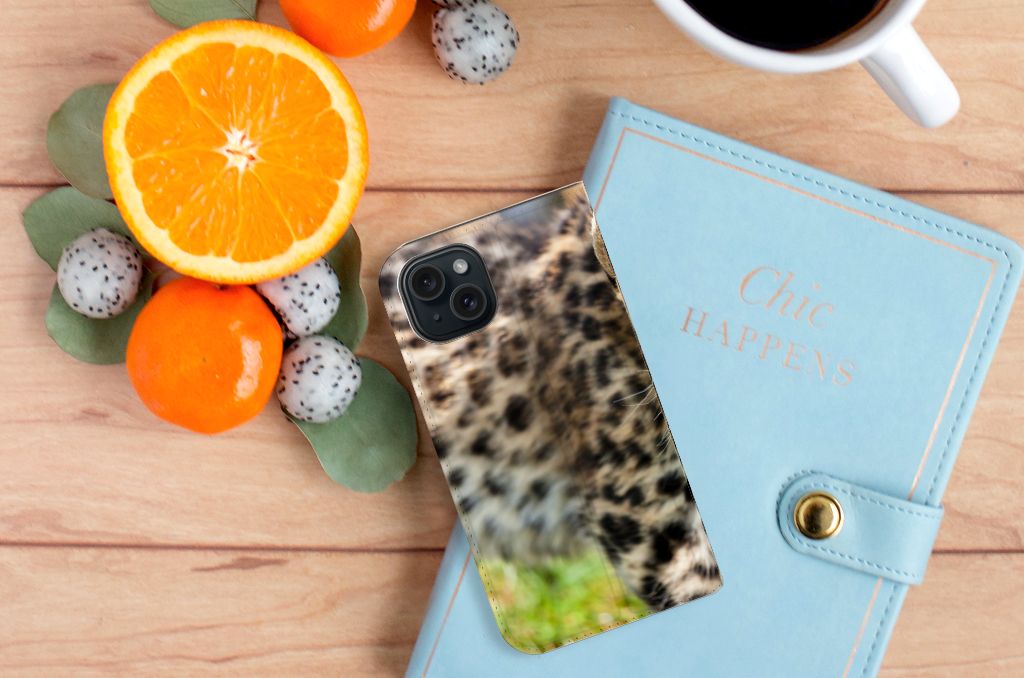 iPhone 15 Hoesje maken Baby Luipaard met abstracte luipaardpatroon en kleurrijke achtergrond đ