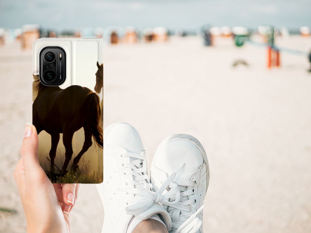 Person holding Xiaomi Mi 11i | Poco F3 Hoesje maken Design Cowboy with horse print at the beach.