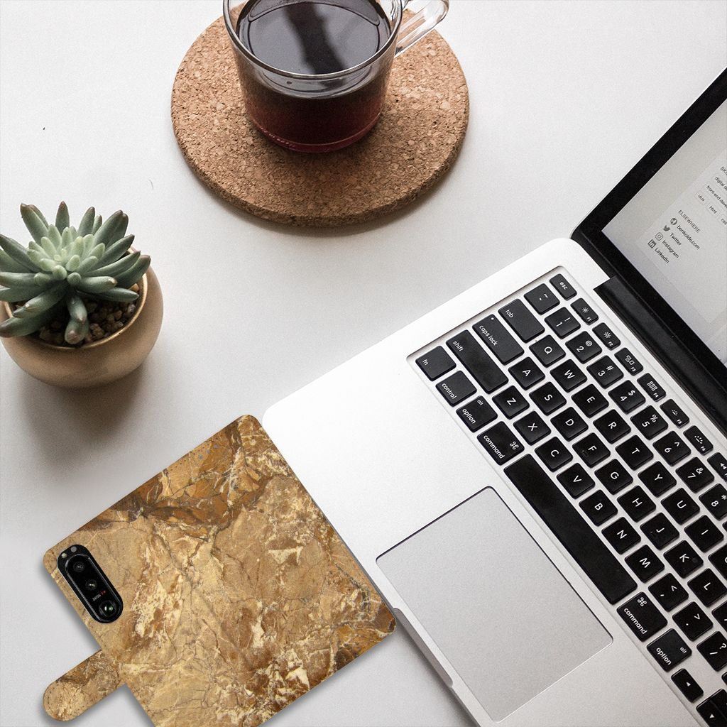 Sony Xperia 5III Bookcase Marmer Creme op een bureau met een laptop en een kopje koffie.
