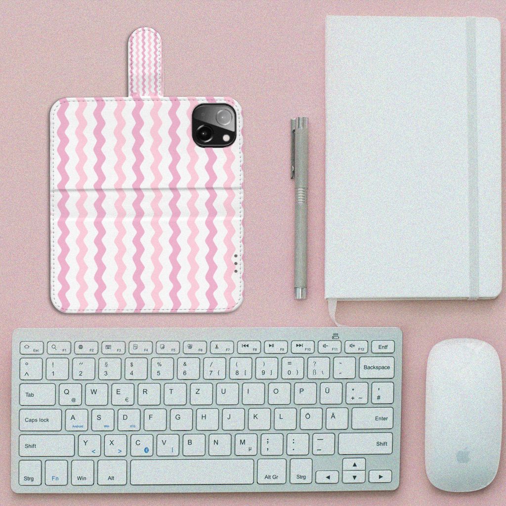 iPhone 13 Mini Telefoon Hoesje Waves Roze op een bureau met toetsenbord en notitieboek đ.