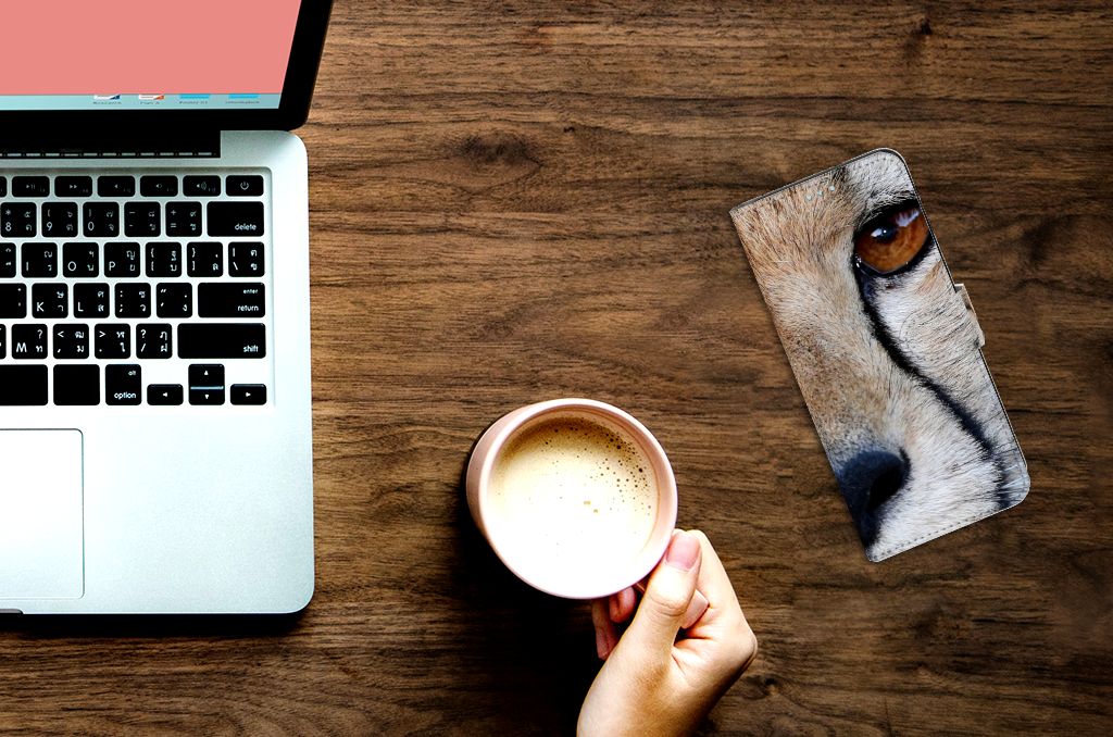 Xiaomi Redmi Note 11/11S Telefoonhoesje met Pasjes Cheetah naast laptop en koffie