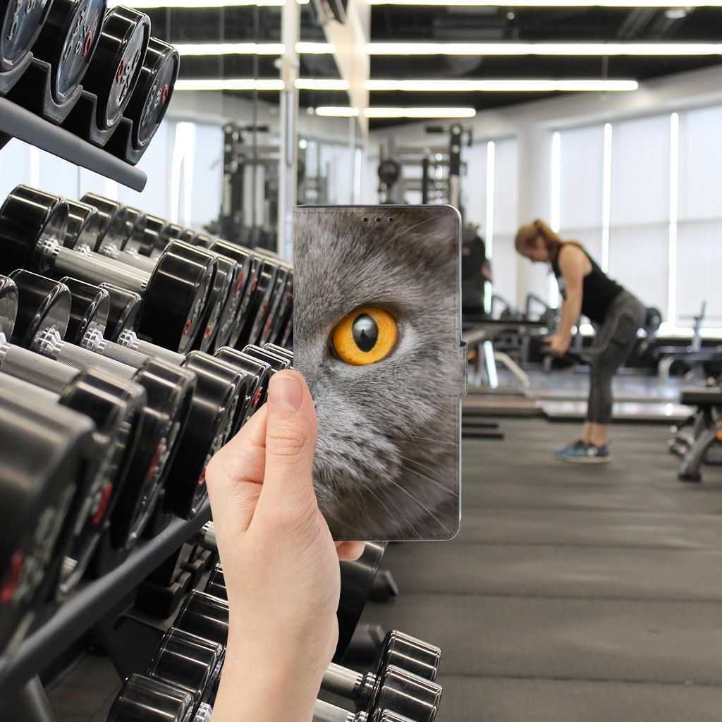 Telefoonhoesje met Pasjes Alcatel 1S (2021) Britse Korthaar in een sportschool met gewichten op de achtergrond.