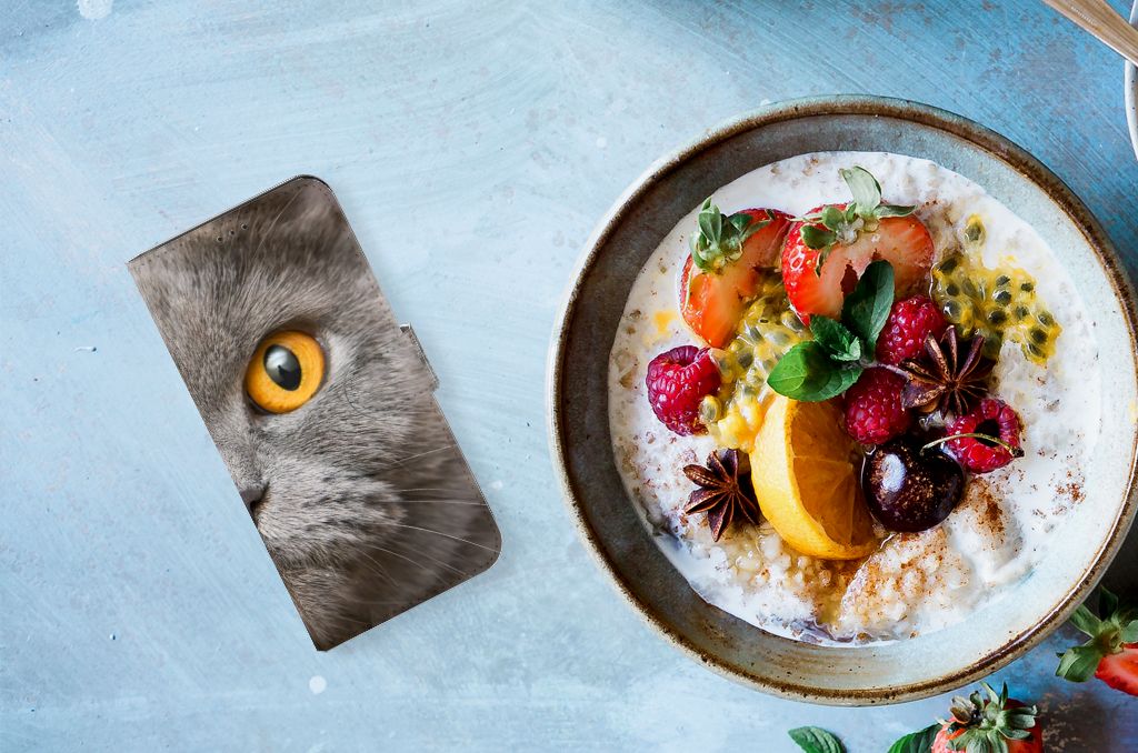 Telefoonhoesje met Pasjes Samsung Galaxy Xcover 6 Pro Britse Korthaar naast een kom met fruit en yoghurt.