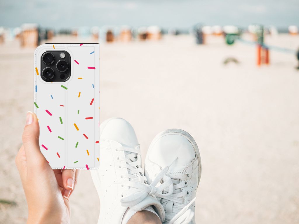 iPhone 15 Pro Flip Style Cover Donut Roze met kleurrijke sprinkles, perfect voor een vrolijke smartphone uitstraling.