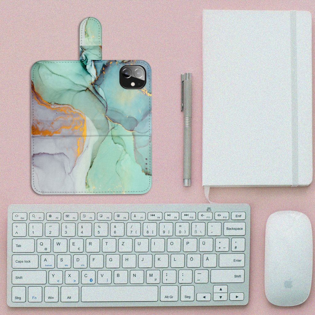 Hoesje voor Apple iPhone 12 Mini Watercolor Mix op een bureau met toetsenbord en notitieboek.
