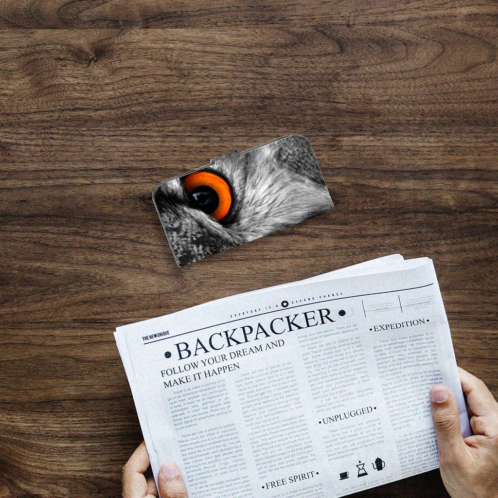 Apple iPhone 14 Telefoonhoesje met Pasjes Uil op houten tafel met krant
