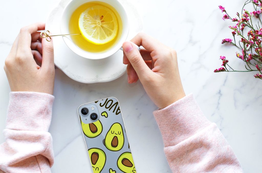 Apple iPhone 14 Telefoonhoesje met Naam Avocado Singing met schattige avocado's ⨠en een drankje.