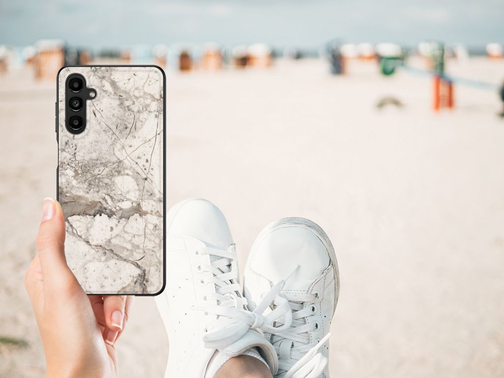 Samsung Galaxy A14 5G Marmeren Print Telefoonhoesje Marmer Beige op een strand met sneakers.