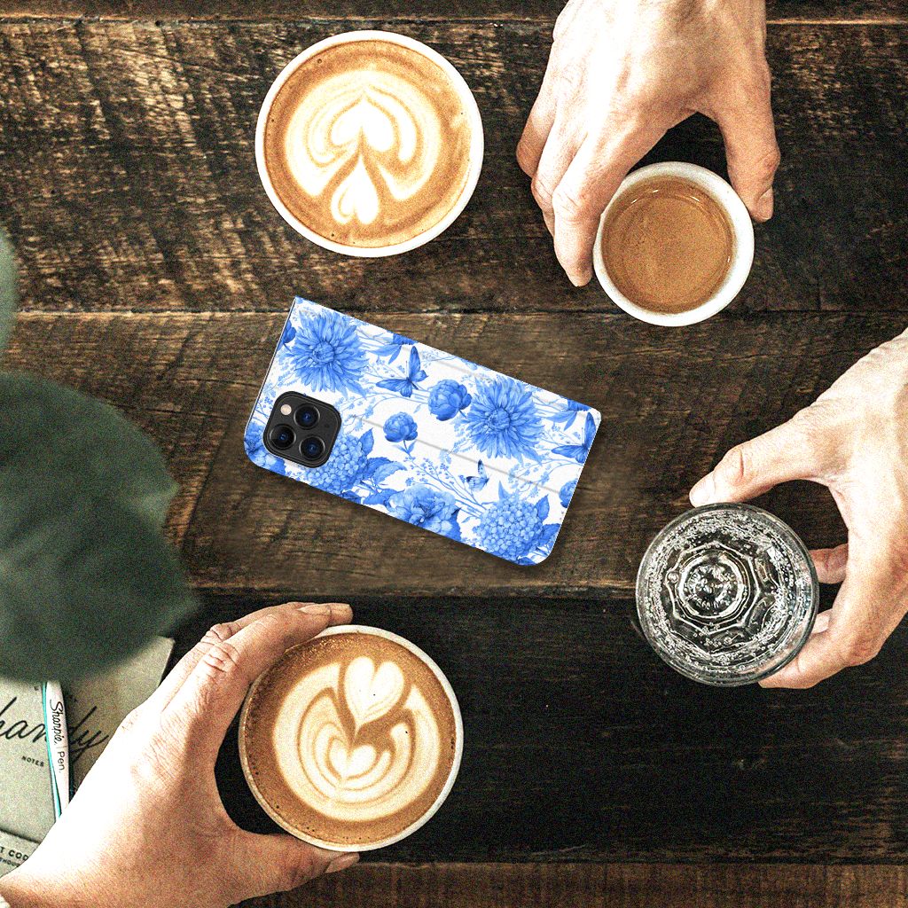 Smart Cover voor Apple iPhone 11 Pro Flowers Blue op een tafel met koffie, perfect voor stijlvolle bescherming. âī¸