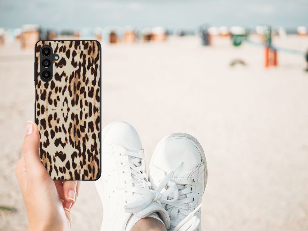 Samsung Galaxy A14 5G Dierenprint Telefoonhoesje Leopard met dierenprint op het strand in hand.