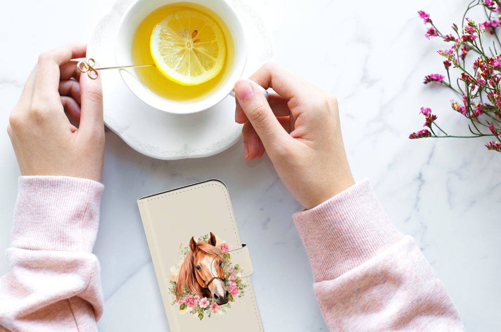 Telefoonhoesje met Pasjes voor iPhone 15 Paard met bloemen, hand boven een kopje thee met citroen